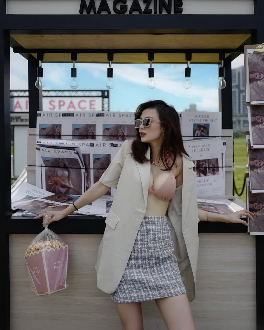 中国台湾网红美女模特,轻松自然的姿势