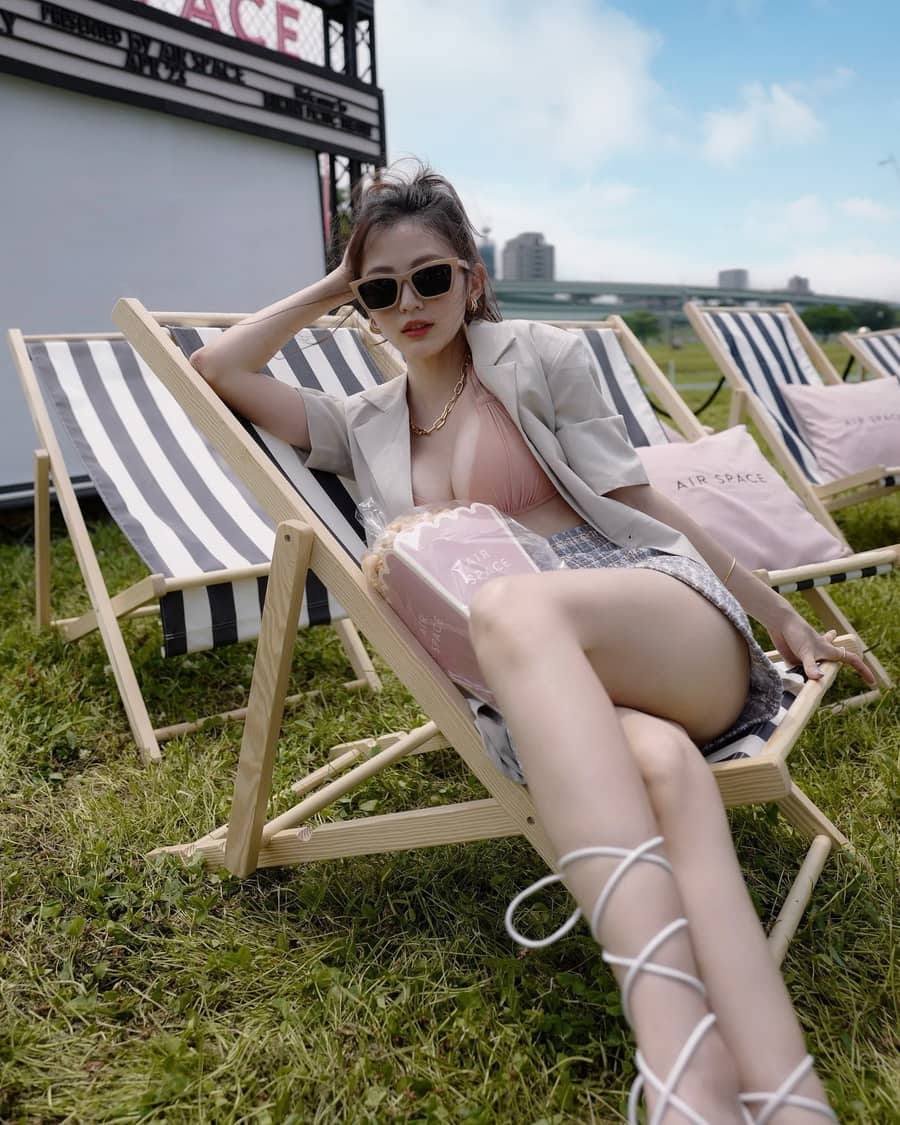 中国台湾网红美女模特,迷人微笑