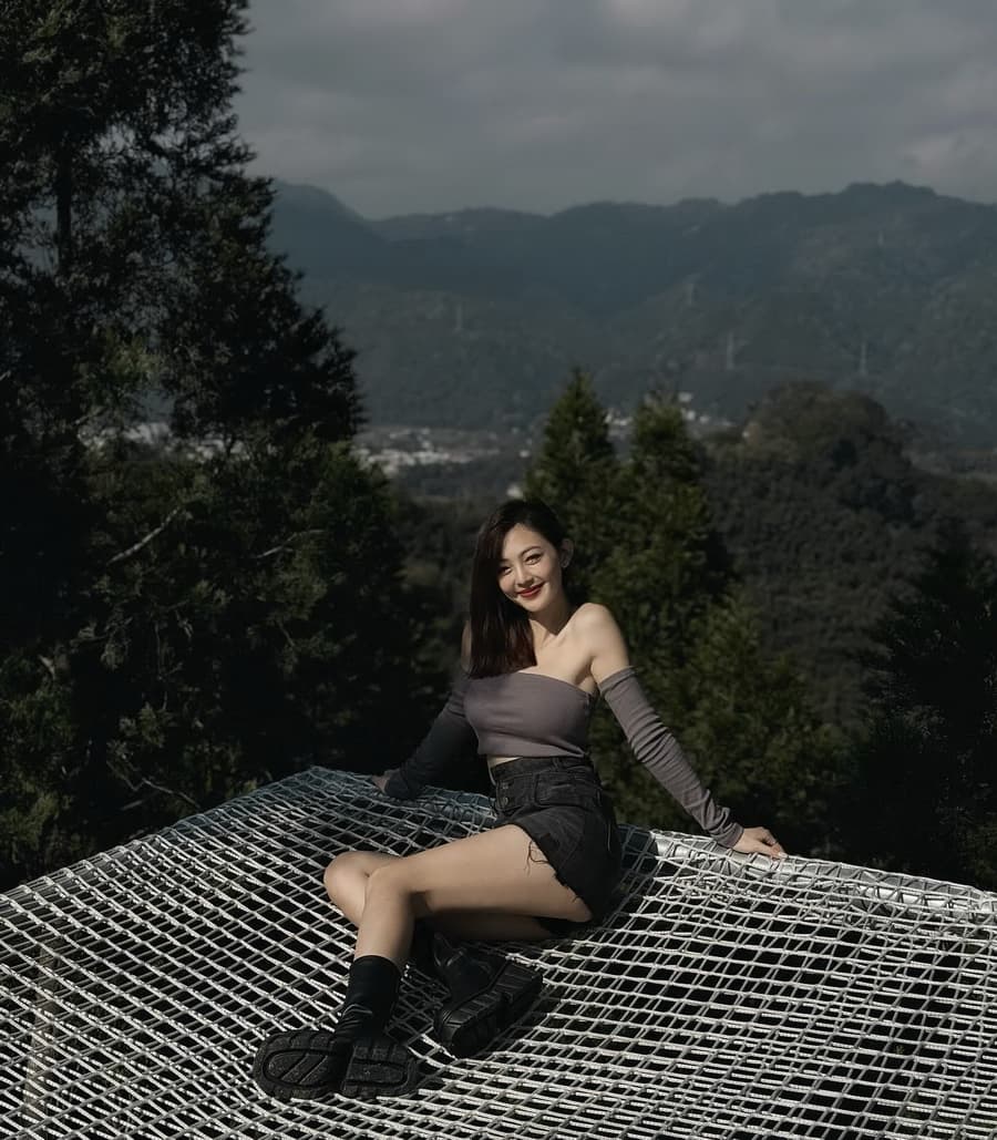 中国台湾网红美女模特,突出人物曲线美