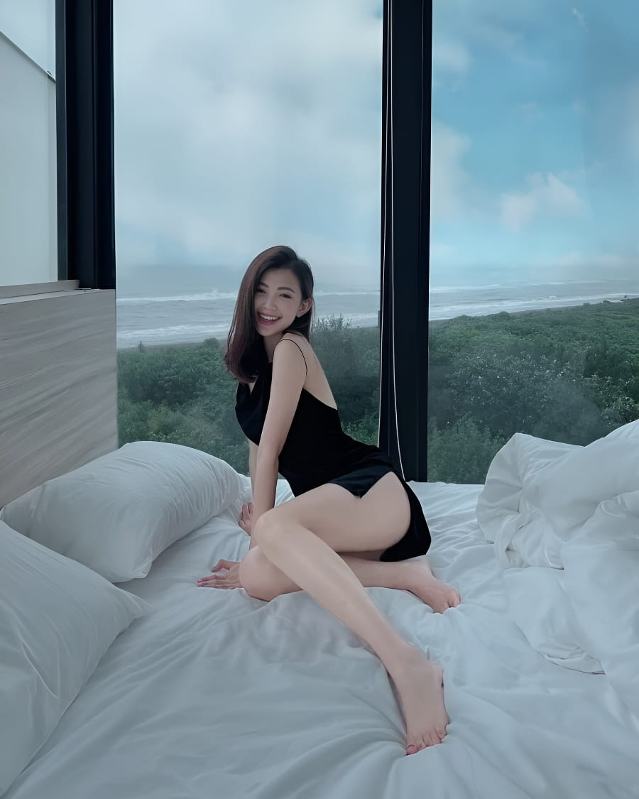 中国台湾网红美女模特,柔和灯光下拍摄