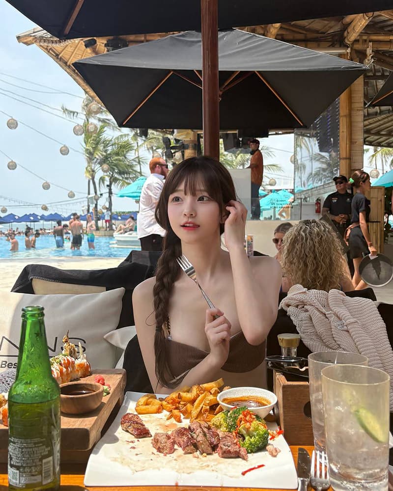 朴敏静享受海边美食的慵懒姿态