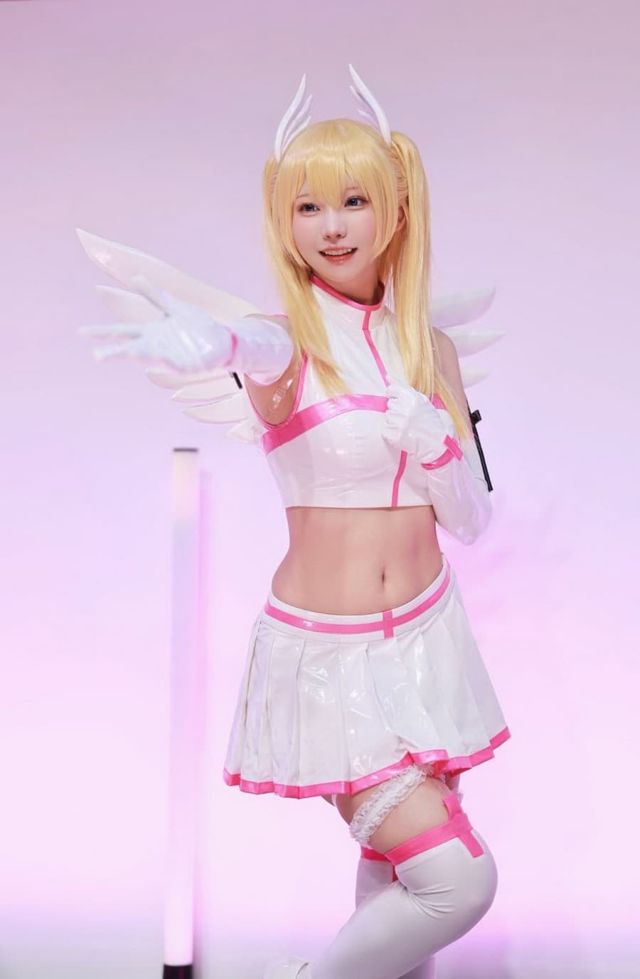 Enako Cosplay写真,展现自信魅力与迷人曲线