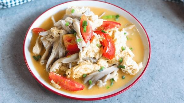 番茄蘑菇炒鹅蛋,鹅蛋富含营养,具有丰富健康功效