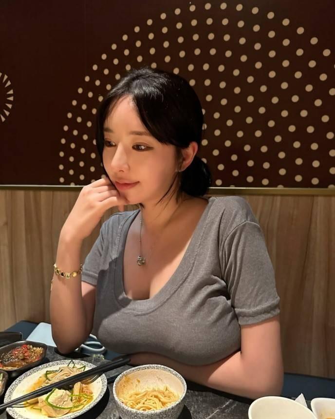 韩国主播金娜贤迷人写真