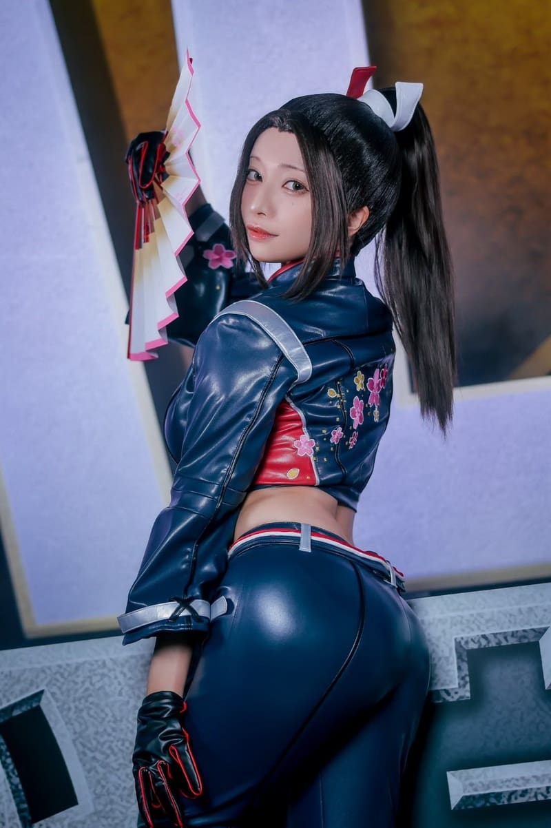 宫本彩希Cosplay作品9：服饰与姿态的完美结合