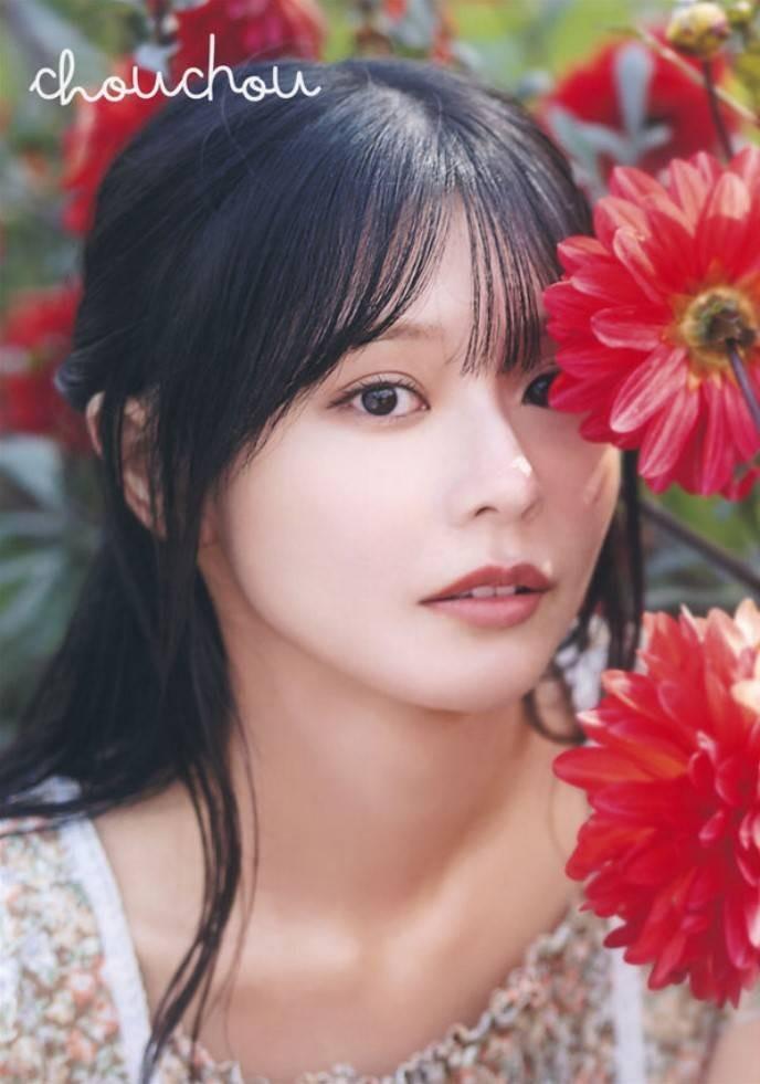 浅仓唯展示性感身材的美图