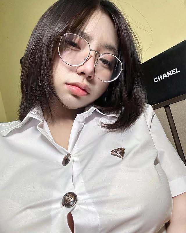 泰国牙套美女Bxby Chalamx，黑发造型写真