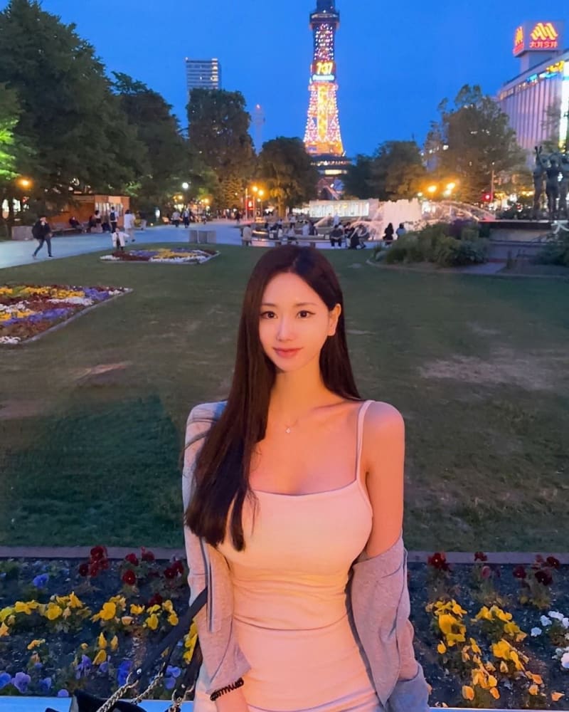 Candyseul展现完美胸围和迷人曲线，性感诱人