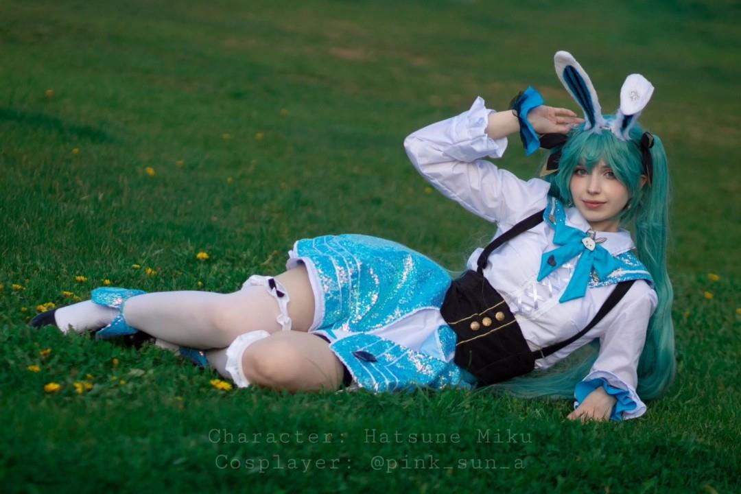俄罗斯美女Cos《兔子洞》 初音 黑丝网袜兔女郎Cosplay美图