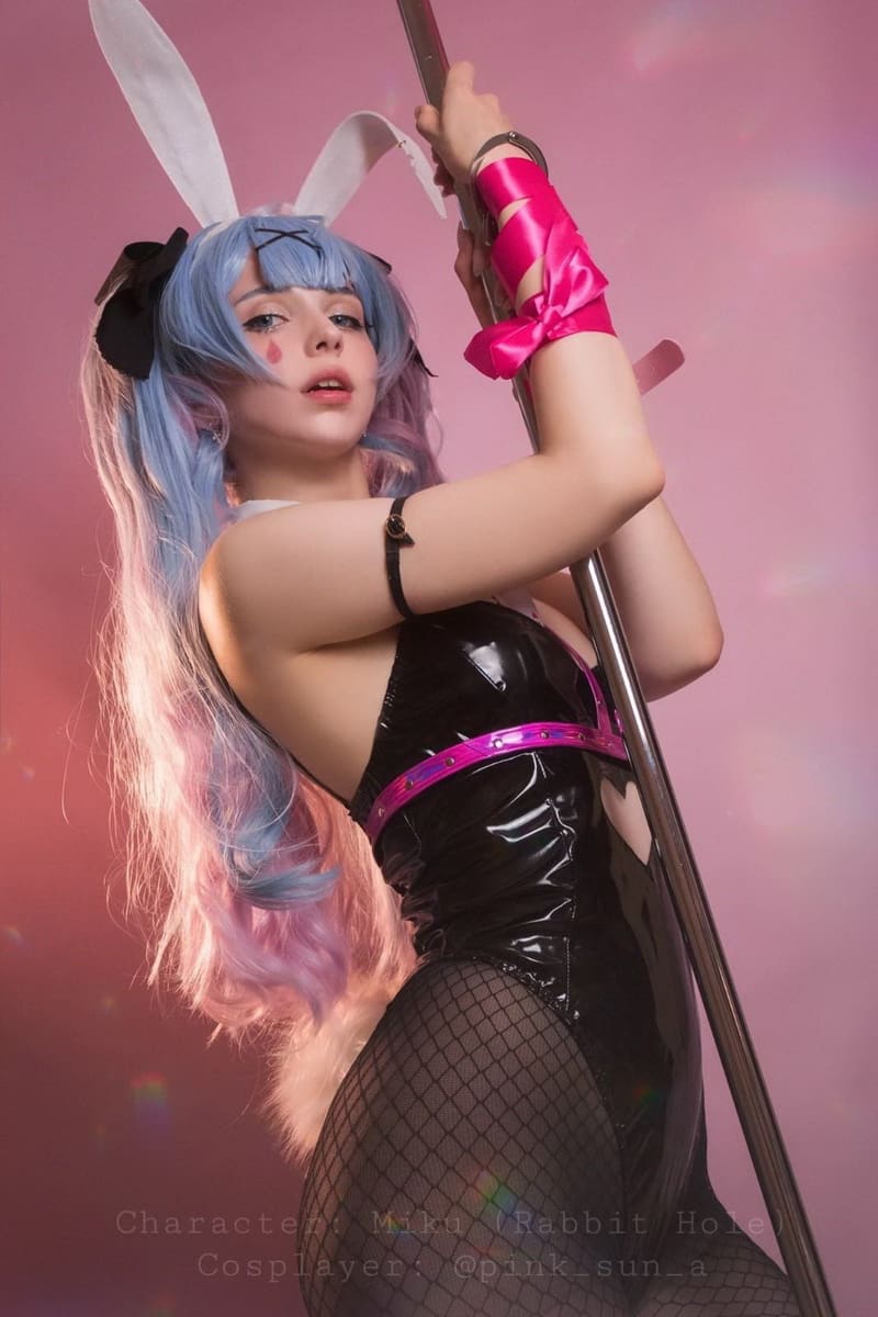 俄罗斯美女Cos《兔子洞》 初音 黑丝网袜兔女郎性感Cosplay