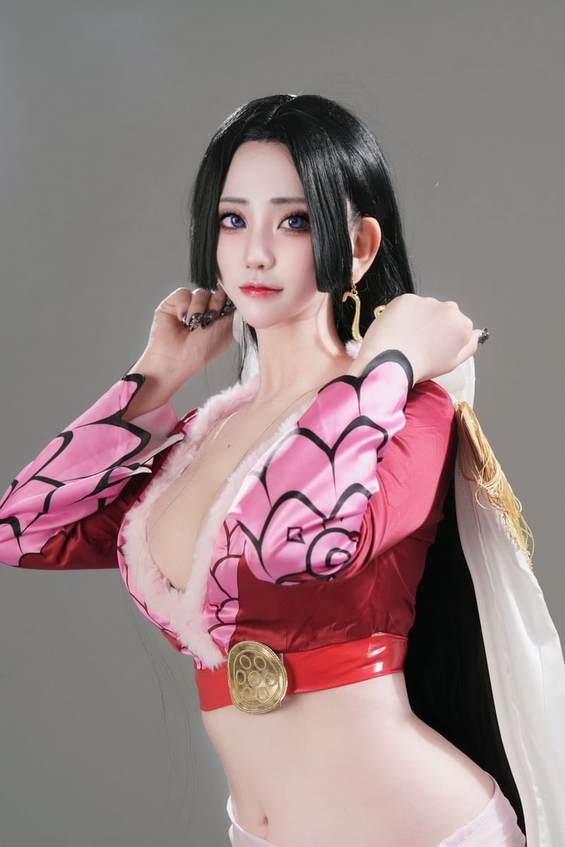 韩妹@milky__158 COS 海贼王 女帝 波雅·汉库克 完美身材展示 3