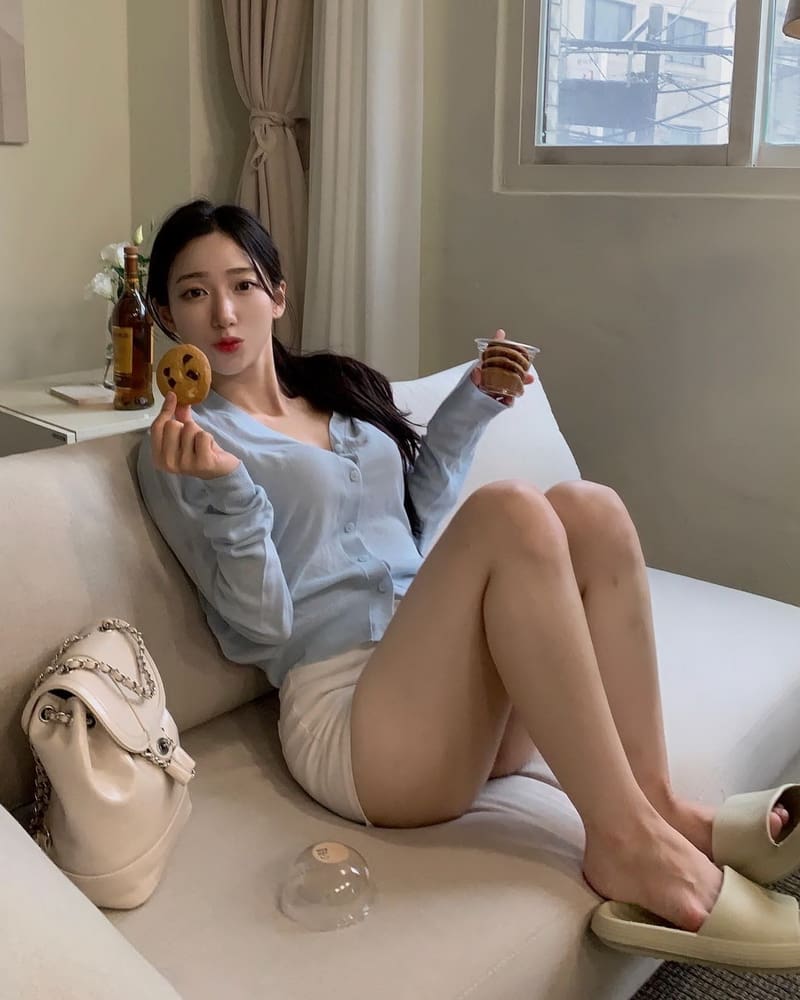 金淑贞展示白皙皮肤与优雅身材