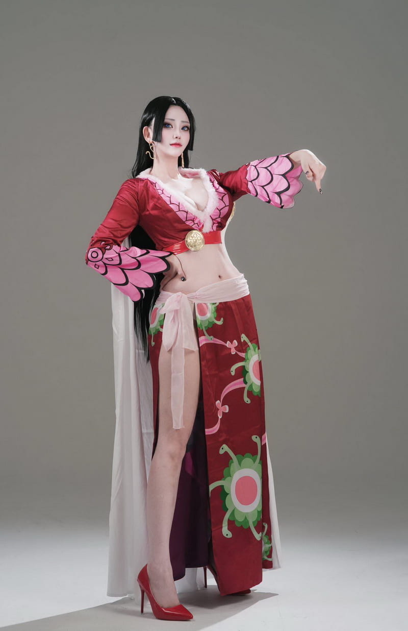 韩妹@milky__158 COS 海贼王 女帝 波雅·汉库克 御姐风范展示 2