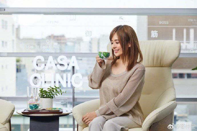 苍井空春节问候中国网友,晒双胞胎孩子近照,分享金箔咖啡体验