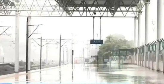 高铁站台上到底能不能打伞?官方说明来了