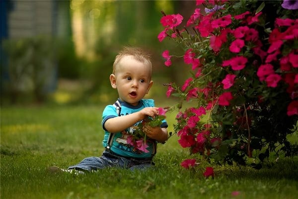 梦见老伯伯变成小孩子，象征生活中的细节问题和潜在的挑战，提醒你要更加警觉与谨慎
