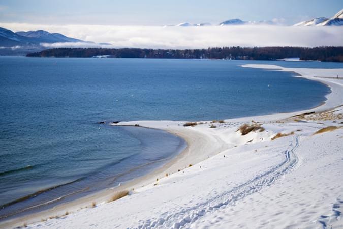 宁静海景:蔚蓝天空下波光粼粼的大海,感受自然的康复力量