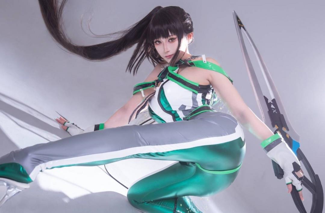 日本美女aya_cos_ache扮演《星刃》女主伊芙,完美还原大胸翘臀Cosplay