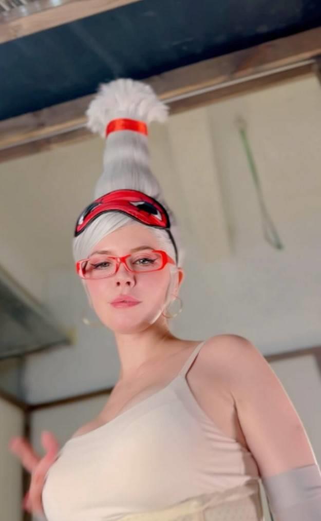 俄罗斯美女COSer穿吊带热裤完美还原《胆大党》奶奶形象