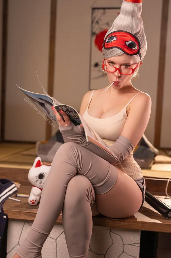 Aleksandra Tsvetova穿着吊带热裤COS《胆大党》奶奶角色