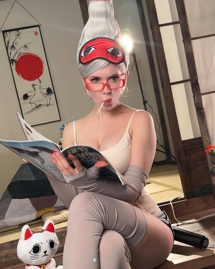 Aleksandra Tsvetova还原《胆大党》奶奶角色，身穿热裤吊带背心