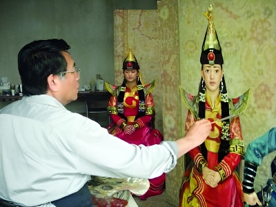 杨飞云油画《静物前的姑娘》2