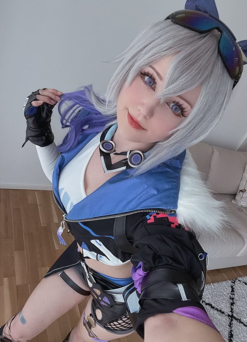 《巫师3》希里Cosplay，德国美女KaddiCosplay展示完美曲线