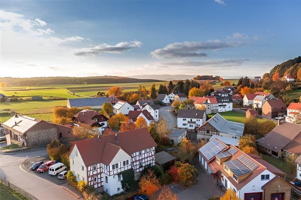 宁静村庄与梦境联想图