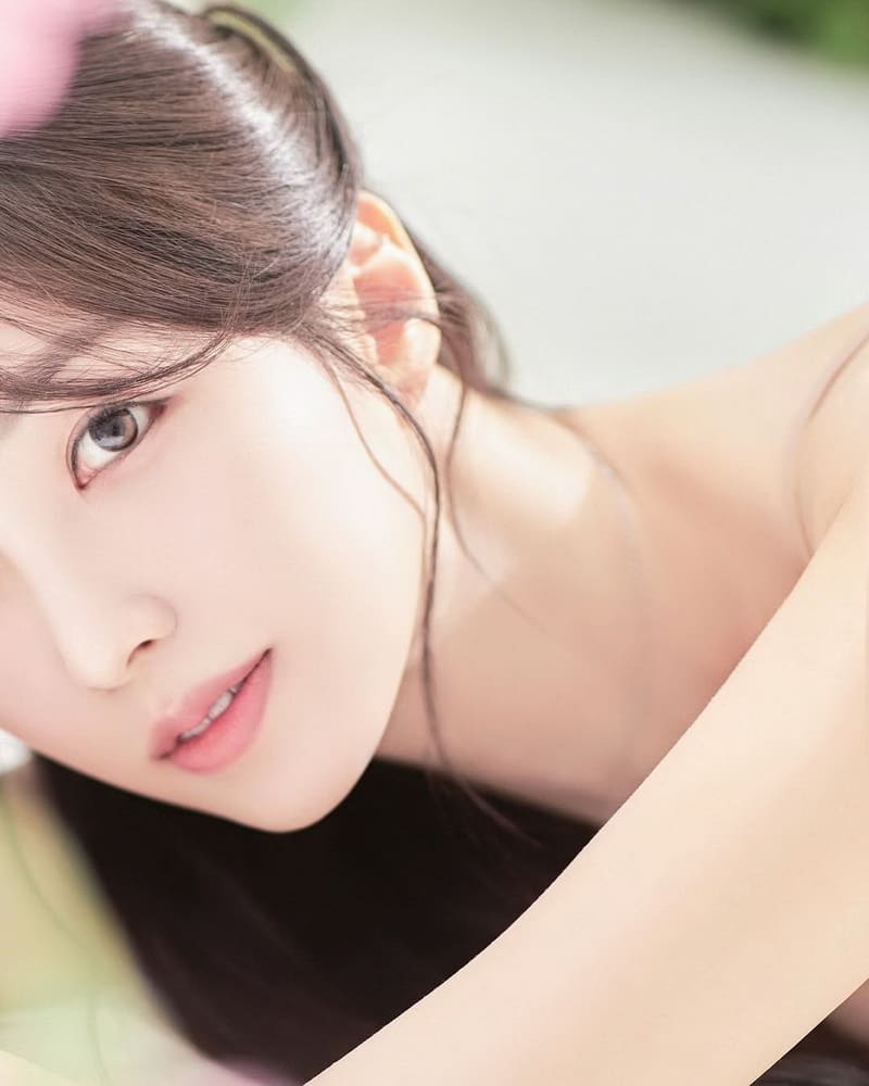 Nanaring的身材比例完美，每一张照片都充满魅力