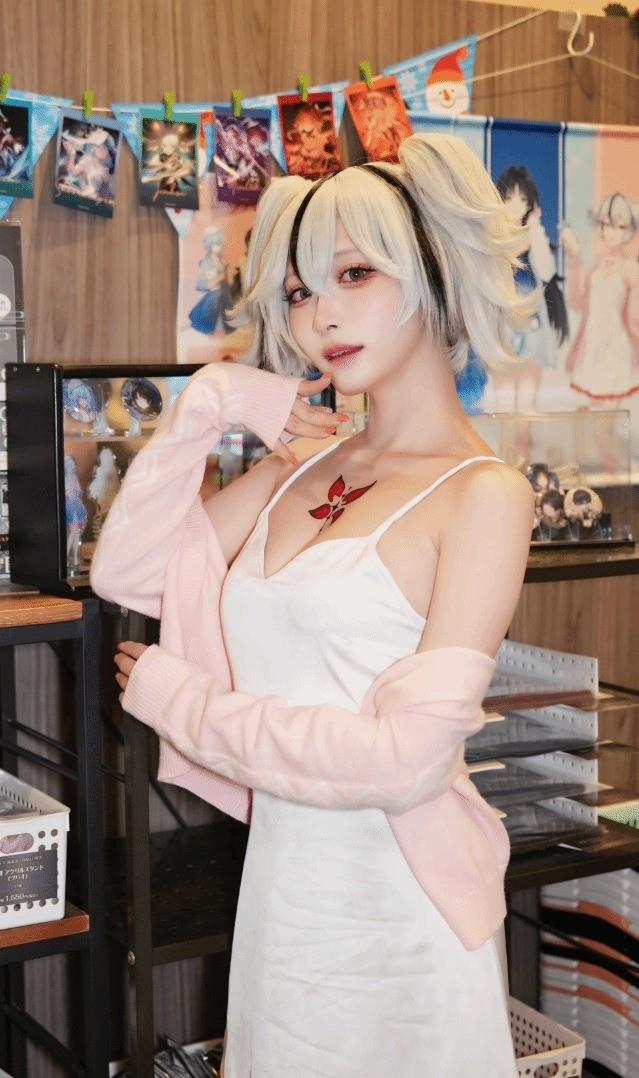日本美女ねねCosplay 迷人妆容与细腻的服饰