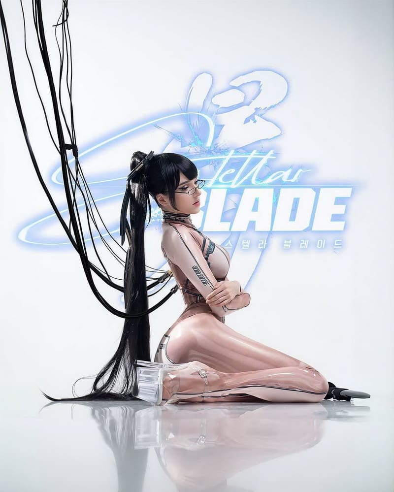 拉脱维亚美女CandyBall演绎《星刃》女主伊芙,战衣质感十足