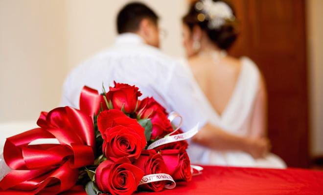 新婚夫妻亲密的坐在床边