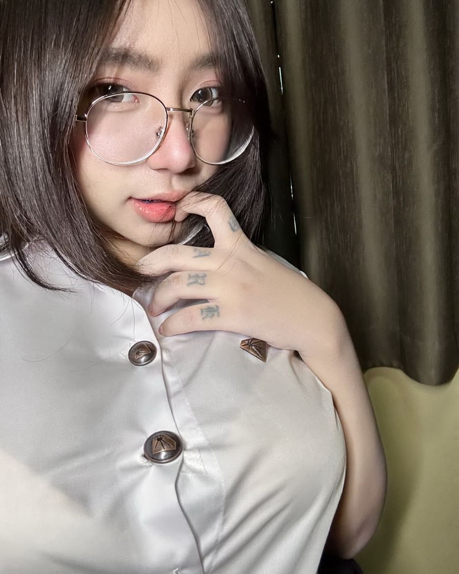 Bxby Chalamx:眼镜娘展现完美身形,性感又迷人