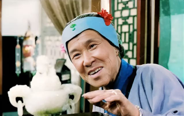 刘姥姥在大观园观赏古玩