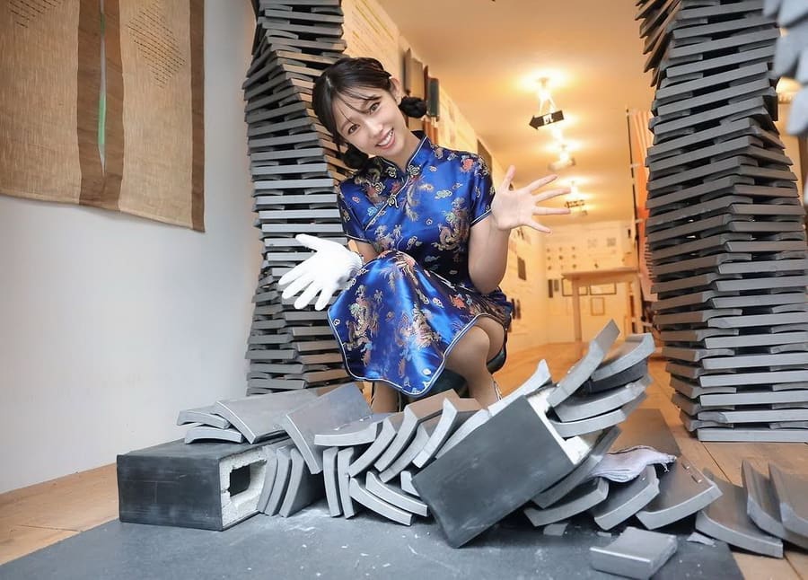 堀江圣夏挑战瓦片成功,成网上新星