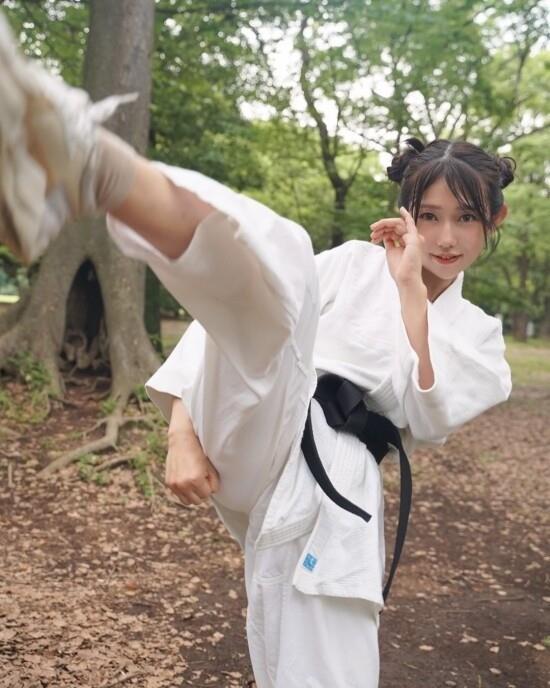 堀江圣夏魅力十足,真人版春丽无敌