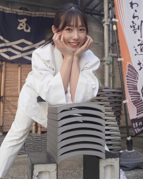 堀江圣夏展现空手道黑带实力,破砖瞬间震撼