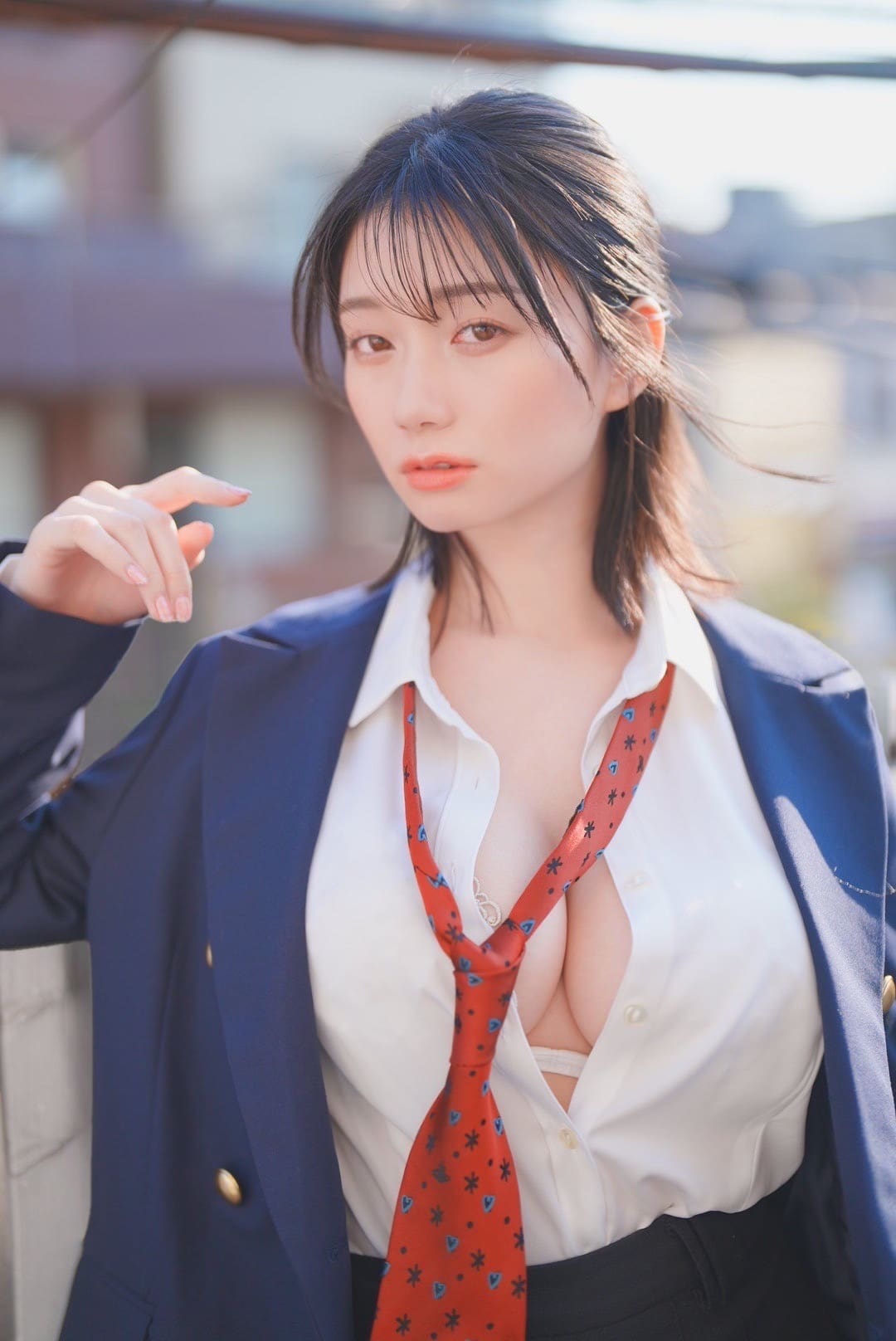 濑户环奈写真《Emerald》超越同期写真偶像，登顶销量榜