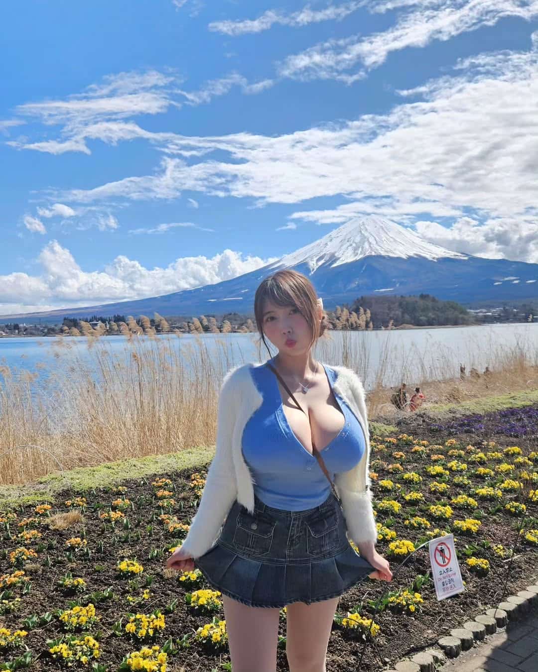 Velvet穿低胸衣服吸引网友目光