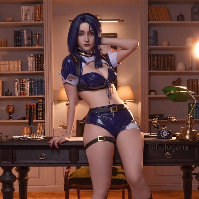 COSER展现蔚角色的壮丽身材,极致肌肉与性感并存