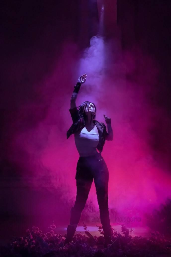 Hologana完美诠释《LOL双城之战》蔚角色,展现超强肌肉与性感魅力