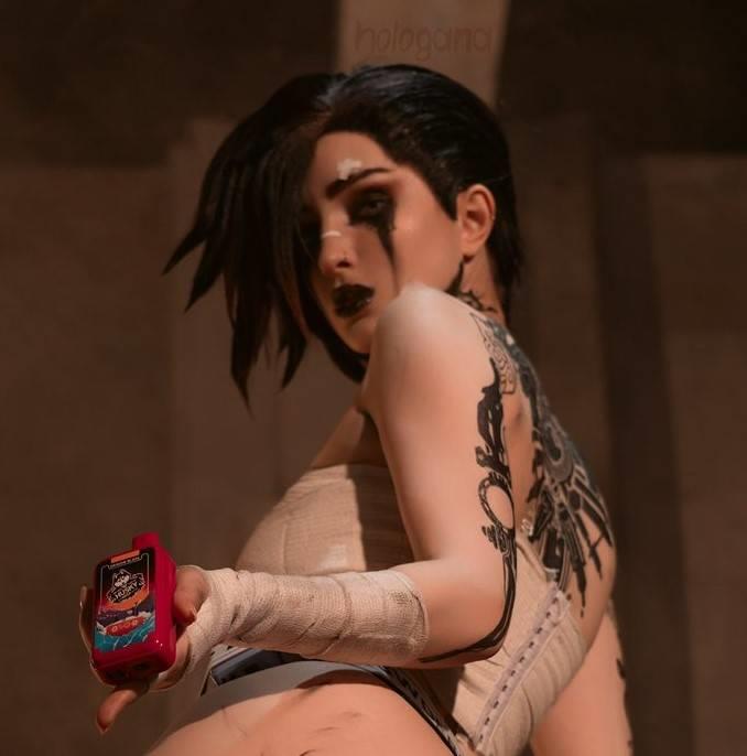 俄罗斯COSER展现《LOL双城之战》蔚的魅力,超雄胸肌吸引眼球