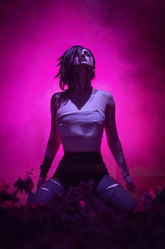 俄罗斯妹子COS《LOL双城之战》蔚,凸显性感强健的体魄