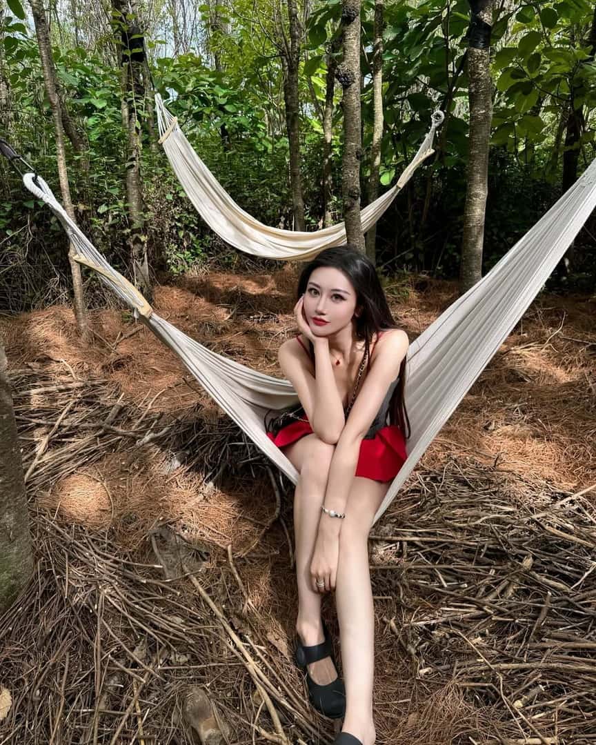 Sissi大长腿和时尚穿搭,尽显完美身姿