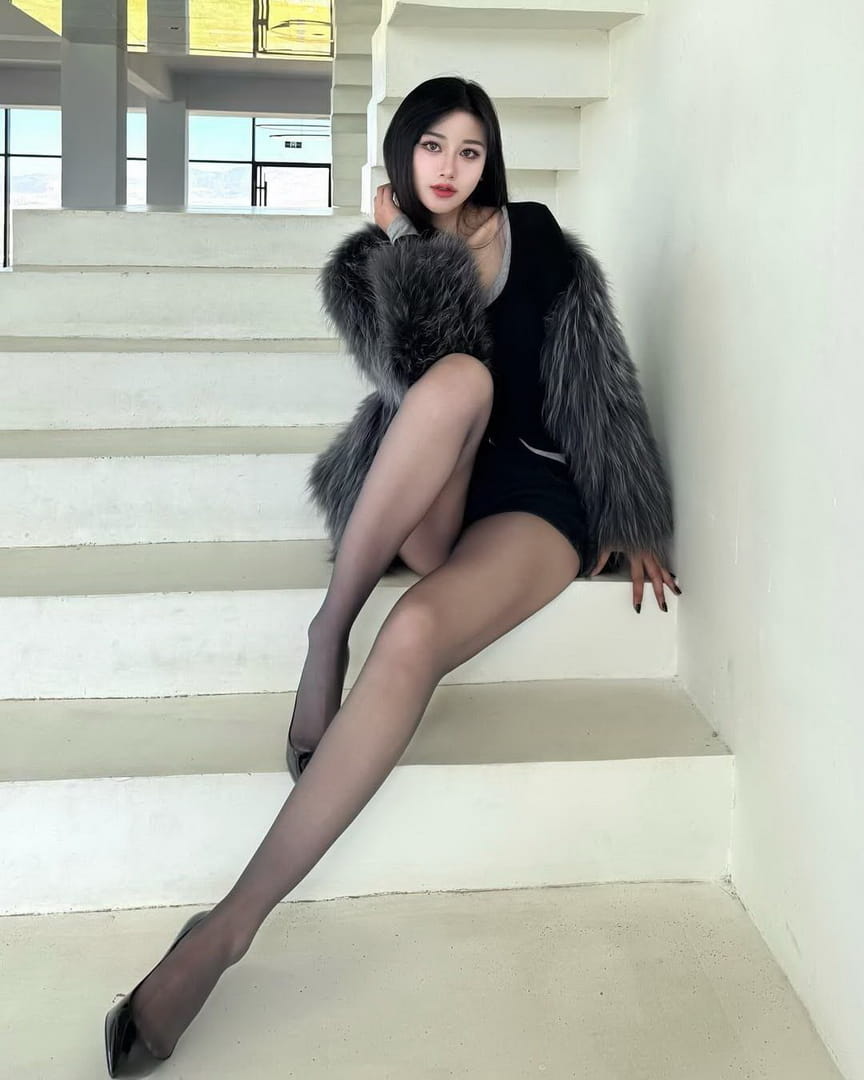 Sissi将优雅与魅力完美展现,成为时尚界的宠儿