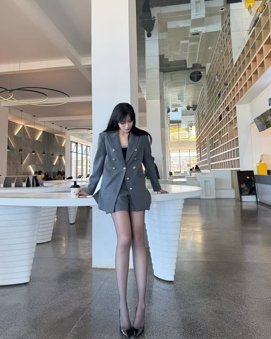 Sissi以其无可挑剔的时尚品味,成为时尚圈的风向标