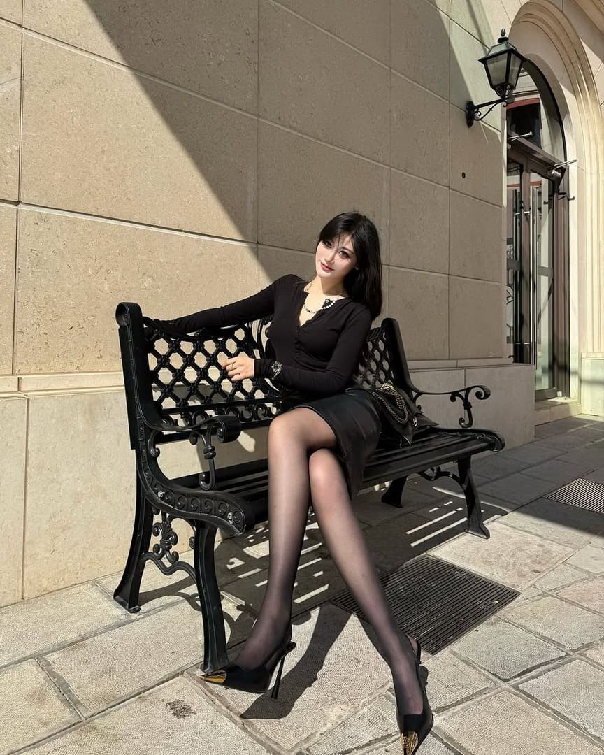 Sissi展现高贵优雅,模特气质无与伦比