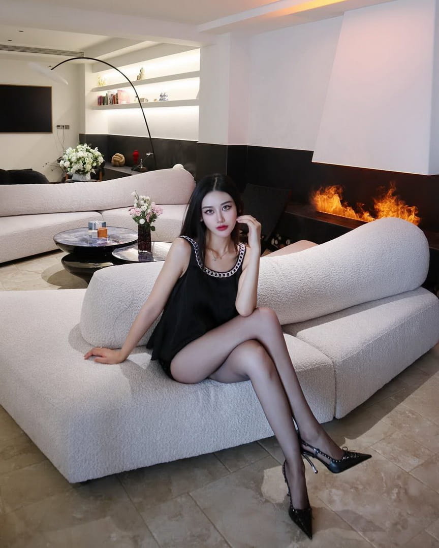 Sissi的逆天大长腿和时尚搭配尽显魅力