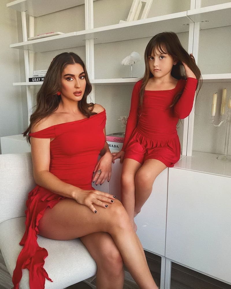 HOPE HOWARD的训练成果,展现强健体魄与迷人曲线