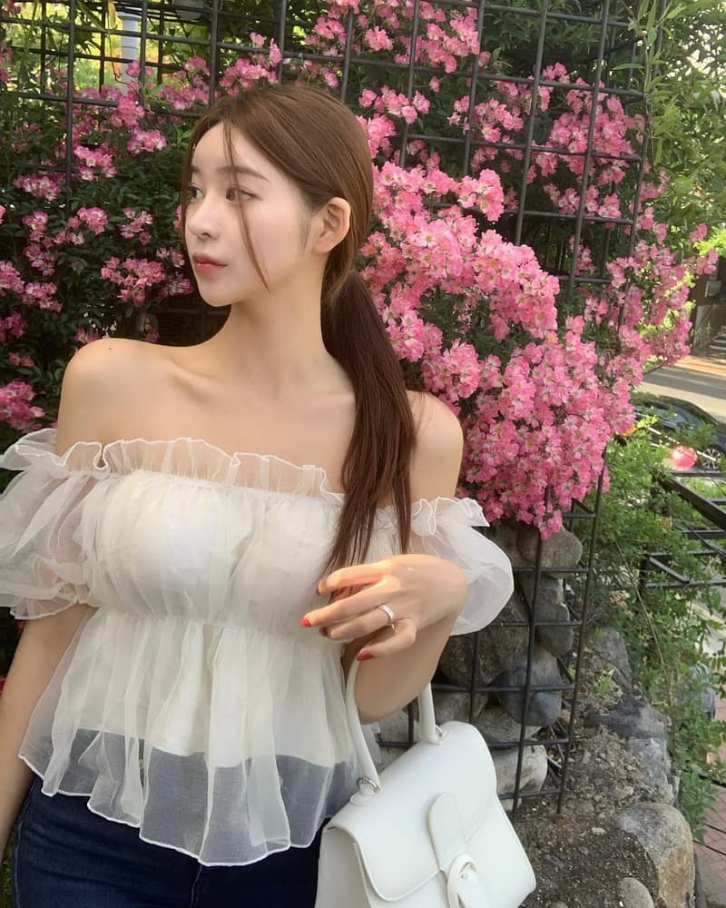 Kirome展示健美身材，力量感与美丽并重